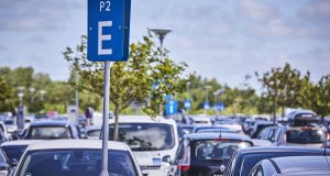 Aalborg Lufthavn dropper gratis parkering, fra sidst i april vil det koster 20 kroner i døgnet. Arkivfoto: Aalborg Lufthavn.
