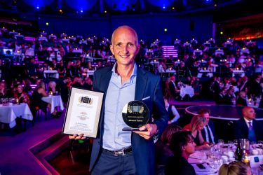 Albatros Travel vinder Danish Travel Awards 2018 som bedste rejsearrangør. På scenen til at modtagen prisen er Steen Albrechtsen, pressechef. Albatros